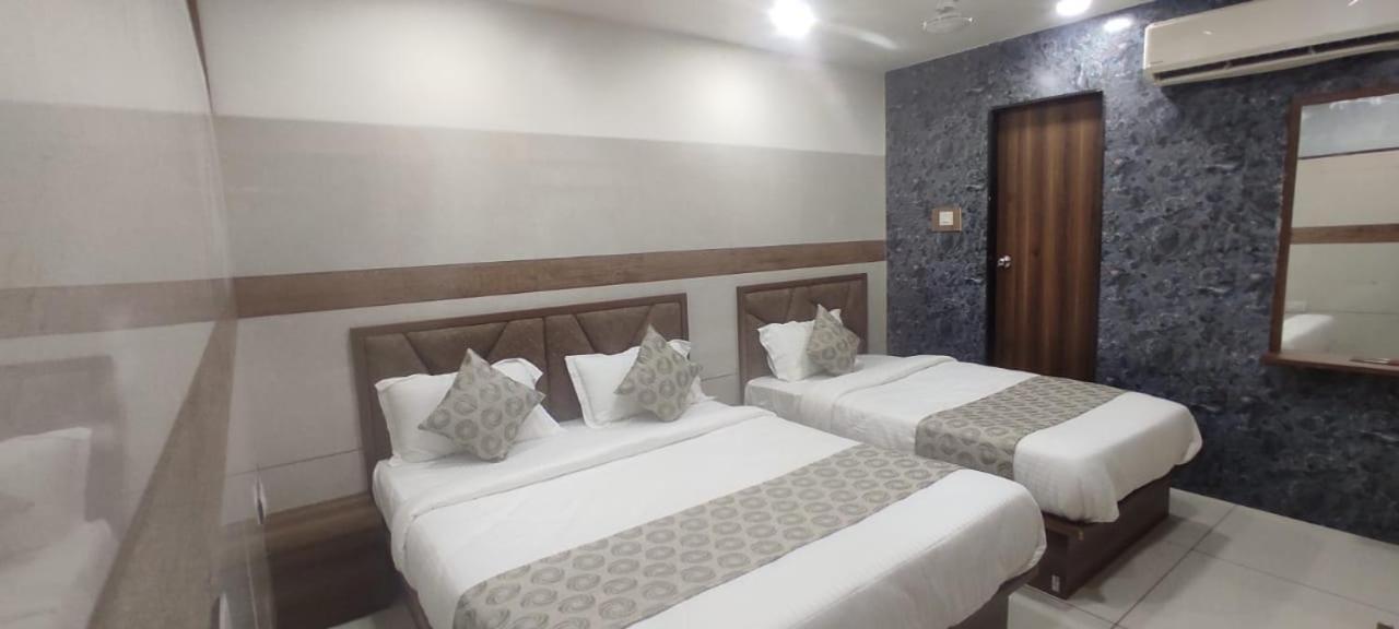 Hotel Royal Sky أحمد أباد المظهر الخارجي الصورة