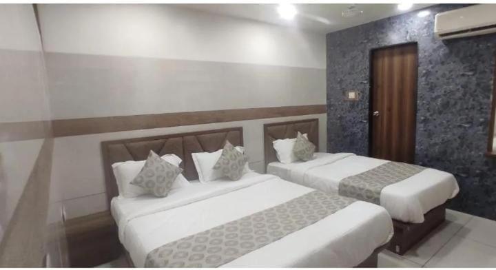 Hotel Royal Sky أحمد أباد المظهر الخارجي الصورة